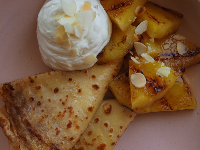 Grilled Pineapple with Caramel Sauce