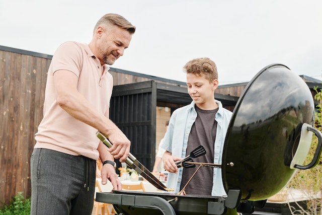 cleaning BBQ Grill